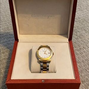 - Salvatore Ferragamo gold watch 39mm